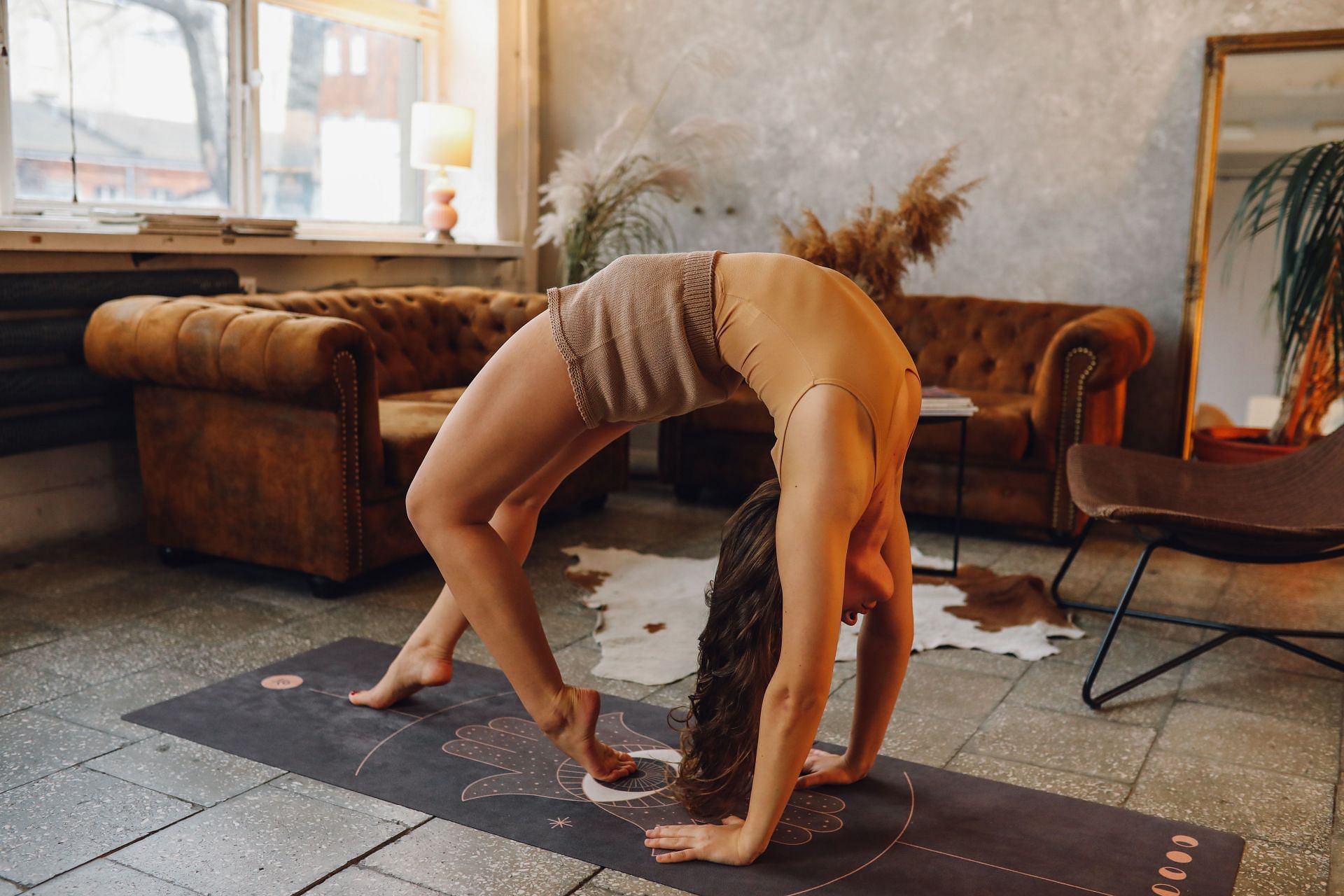 Pilates workout strengthens the core and back muscles. (Image via Pexels/Koolshooters)